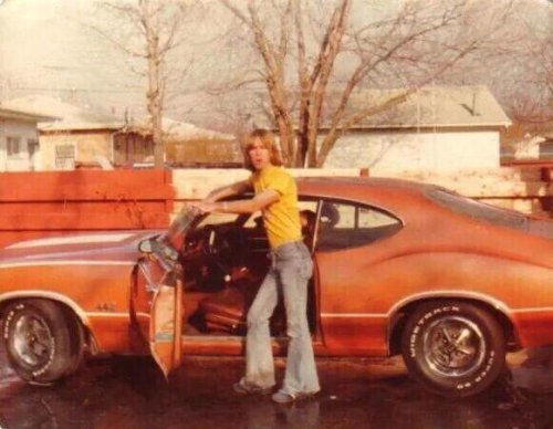 17 light ’em up photos of vintage muscle cars