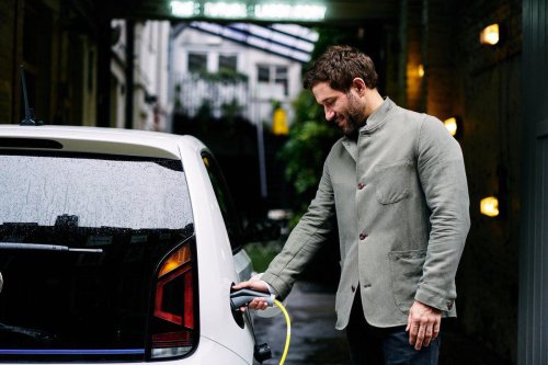 Audi | Audi A4 | Tesla | La enorme diferencia en el mantenimiento de un Audi A4 diésel y un Tesla Model Y: la comparativa que enciende X