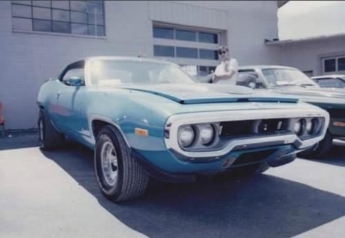 20 vintage muscle cars lighting 'em up like they used to
