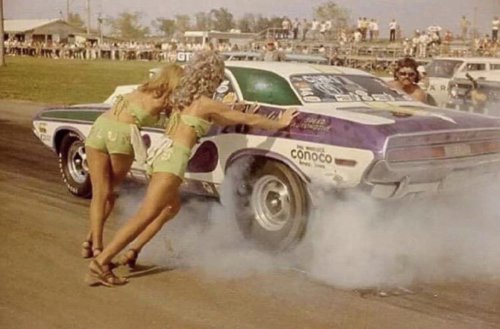 20 vintage muscle cars lighting 'em up like they used to