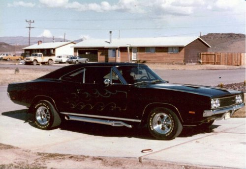 20 vintage muscle cars lighting 'em up like they used to