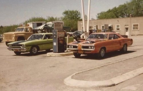 20 vintage muscle cars lighting 'em up like they used to