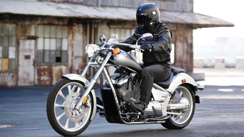 The cruiser with Japanese reliability and Harley-level presence