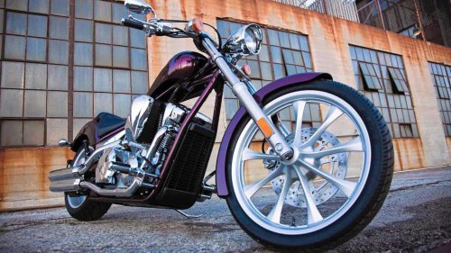 The cruiser with Japanese reliability and Harley-level presence