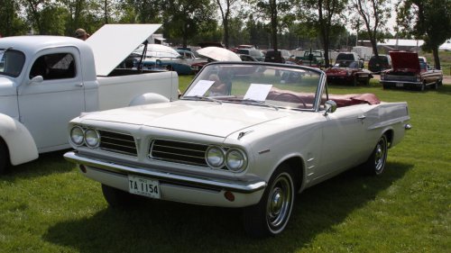 1963 Pontiac Tempest vs 1963 Oldsmobile F-85, one took a risk that didn’t age well