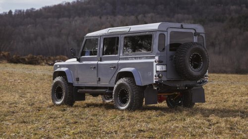 Land Rover, Rover, Helderburg Byzek crea el Land Rover Defender D110 que conduciría James Bond