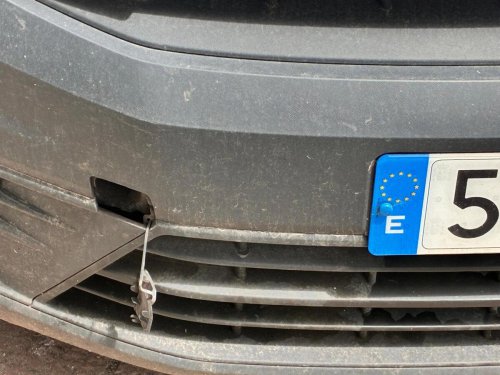 He visto un coche aparcado con esta pieza colgando: ¿para qué sirve esta tapa casi invisible? Su función puede salvar en una emergencia