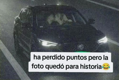 MG, La imagen de la que todos hablan: 400.000 visualizaciones para esta conductora de un MG que besaba al copiloto a 190 km/h