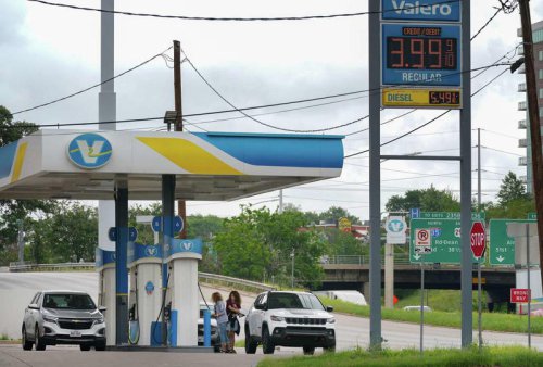 EV interest rises with gas prices, but new car sales still lag