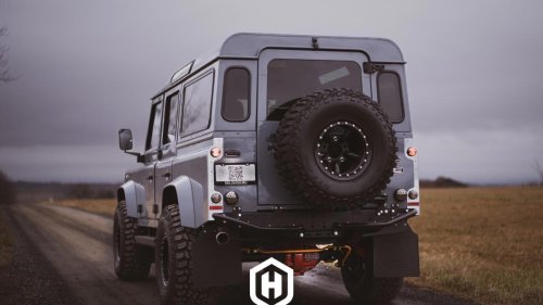 Land Rover, Rover, Helderburg Byzek crea el Land Rover Defender D110 que conduciría James Bond