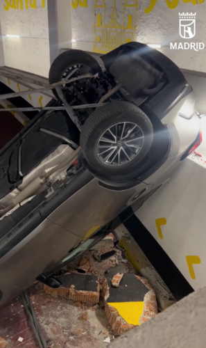 La Policía de Madrid tiene que cerrar el céntrico túnel de Olavide para rescatar este Lexus NX