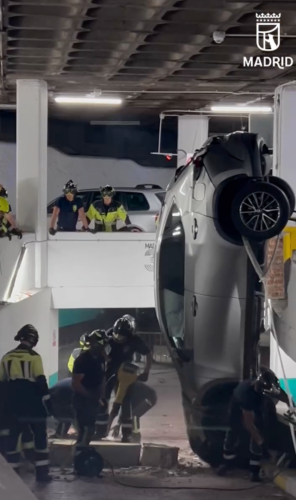 La Policía de Madrid tiene que cerrar el céntrico túnel de Olavide para rescatar este Lexus NX