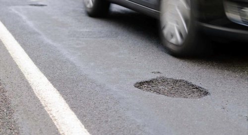 Baches en la carretera: qué debes hacer justo después de pasar por uno para evitar daños caros en el coche
