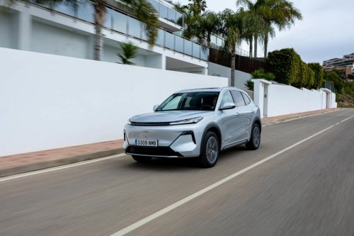 Si tuvieras que elegir entre estas dos marcas de coches chinos: Geely o BYD ¿con cuál te quedarías? La IA despeja tus dudas