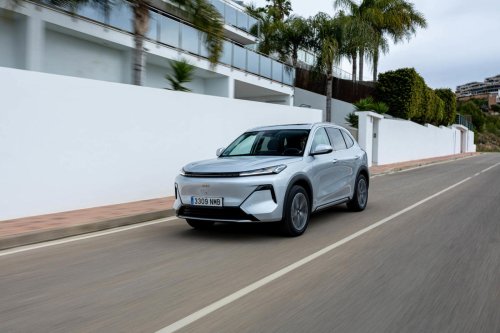 Si tuvieras que elegir entre estas dos marcas de coches chinos: Geely o BYD ¿con cuál te quedarías? La IA despeja tus dudas