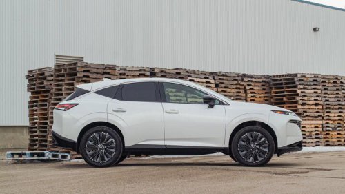 Nissan Murano vs Toyota Crown Signia comparison