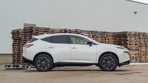 Nissan Murano vs Toyota Crown Signia comparison