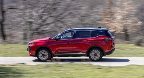 He probado el nuevo Ebro S700 híbrido y ojo, porque va a hacer mucho daño en el mercado con su precio por debajo de 30 mil euros