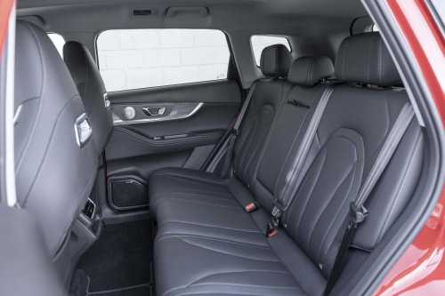 He probado el nuevo Ebro S700 híbrido y ojo, porque va a hacer mucho daño en el mercado con su precio por debajo de 30 mil euros