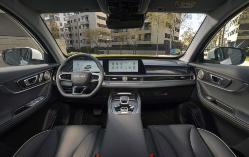 He probado el nuevo Ebro S700 híbrido y ojo, porque va a hacer mucho daño en el mercado con su precio por debajo de 30 mil euros