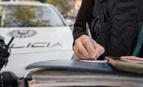 Lo que puede pasarte si conduces un coche manual con el carnet de automático