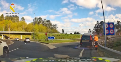 La Guardia Civil multa a un conductor con 500 euros y seis puntos tras interceptarlo en una rotonda
