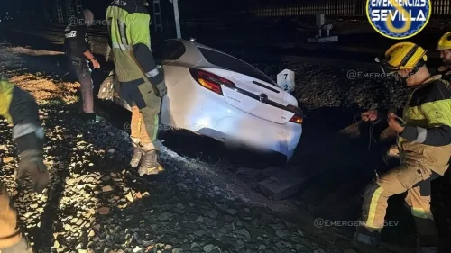 Cae un coche a las vías del tren en Sevilla: el conductor quintuplicaba la tasa de alcohol