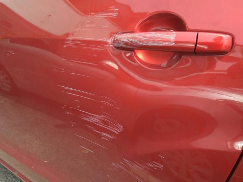 Cuidado, si te encuentras tu coche rayado, hay una razón: es la última moda entre los jóvenes en España para hacerse virales en TikTok