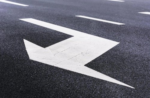 ¿Qué significan las flechas de la carretera? Guía para no perderse