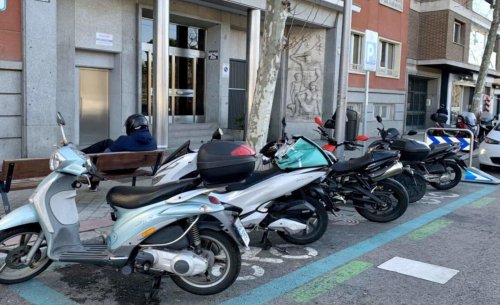 ¿Aparcar el coche en plaza de moto? El descuido que te costará más de 300 euros este mes