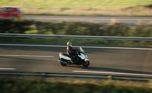 Casi la mitad de los motoristas que circulan por autopistas ignoran los límites de velocidad