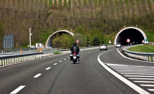 Casi la mitad de los motoristas que circulan por autopistas ignoran los límites de velocidad