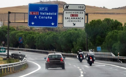 Casi la mitad de los motoristas que circulan por autopistas ignoran los límites de velocidad