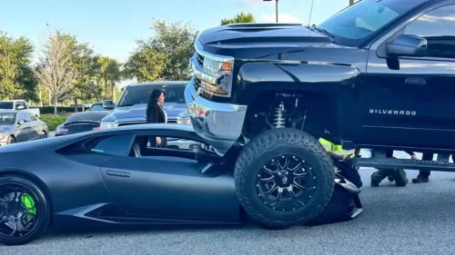 Se sube encima y destroza un Lamborghini Huracán con su pick-up 4x4 y ni siquiera se da cuenta