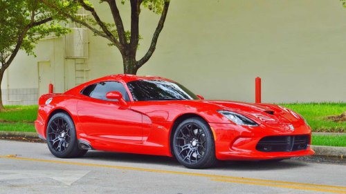 Here’s why the Dodge Viper never outsold the Chevrolet Corvette
