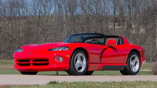 Here’s why the Dodge Viper never outsold the Chevrolet Corvette