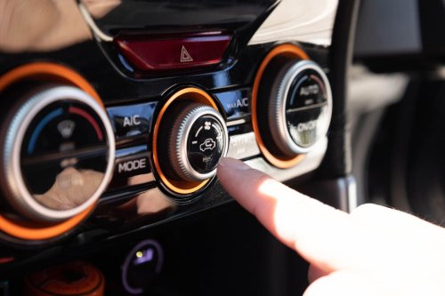 El botón del coche que vuelve a cobrar protagonismo cuando suben las temperaturas