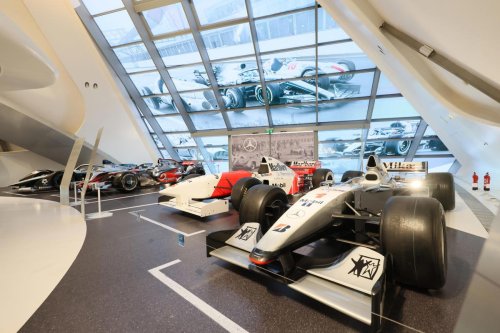 Mercedes, De los Flecha de Plata a la Fórmula E, los Mercedes de carreras más emblemáticos en una exposición