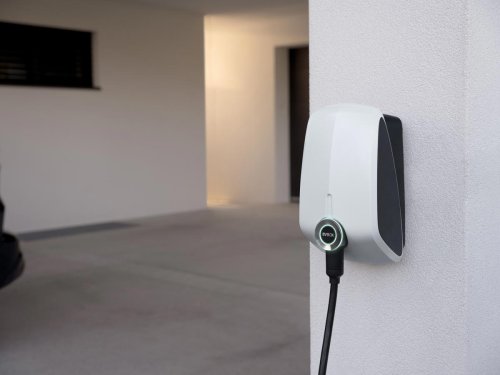 ¿Se puede cargar un coche eléctrico en un enchufe de casa de 220V? Lo que nadie te cuenta sobre tiempos y riesgos