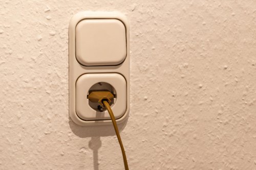 ¿Se puede cargar un coche eléctrico en un enchufe de casa de 220V? Lo que nadie te cuenta sobre tiempos y riesgos