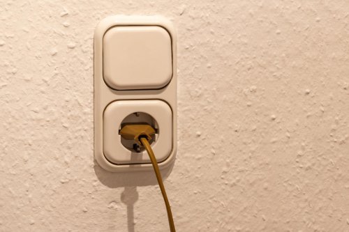 ¿Se puede cargar un coche eléctrico en un enchufe de casa de 220V? Lo que nadie te cuenta sobre tiempos y riesgos