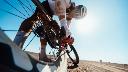 Luis León Sánchez gana con dos costillas fisuradas