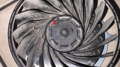 Abre su PS5 para limpiarla, encuentra una pieza roja dentro y descubre que en realidad estaba salvando la consola