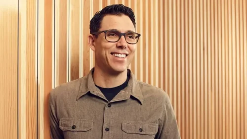 RJ Scaringe es el CEO de Rivian. El año pasado vendieron 42.000 SUV eléctricos y por eso ha cobrado 400 millones de dólares