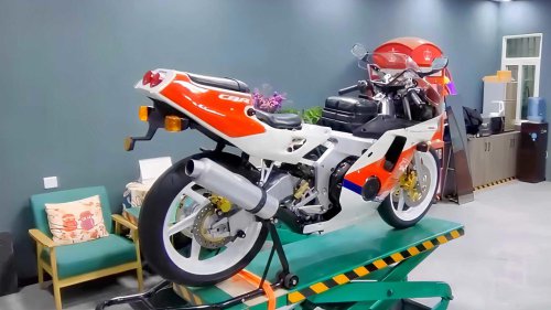 Abandoned Honda CBR250RR MC22 restored after 33 years