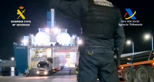 La Guardia Civil desmonta el cubre cárter de su coche en un control, nada más llegar a Palma