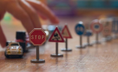 La señal que parece no decir nada pero cambia lo que debes hacer al volante