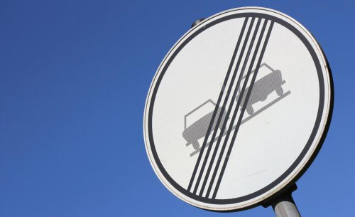 La señal que parece no decir nada pero cambia lo que debes hacer al volante