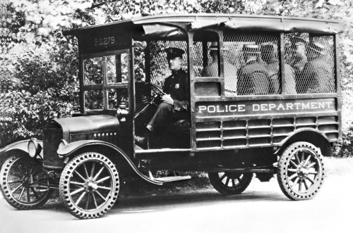 En imágenes: coches de policía estadounidenses del pasado y del presente