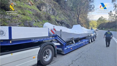 Multan al conductor de un camión por contrabando tras ser interceptado con una lancha de 10 metros